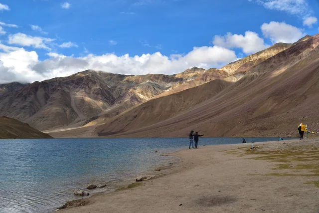 The shore of Chandratal lake under bare brown mountains