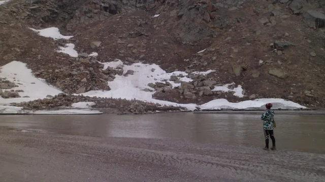 A trekker at Mantalai lake on the Pin Parvati route