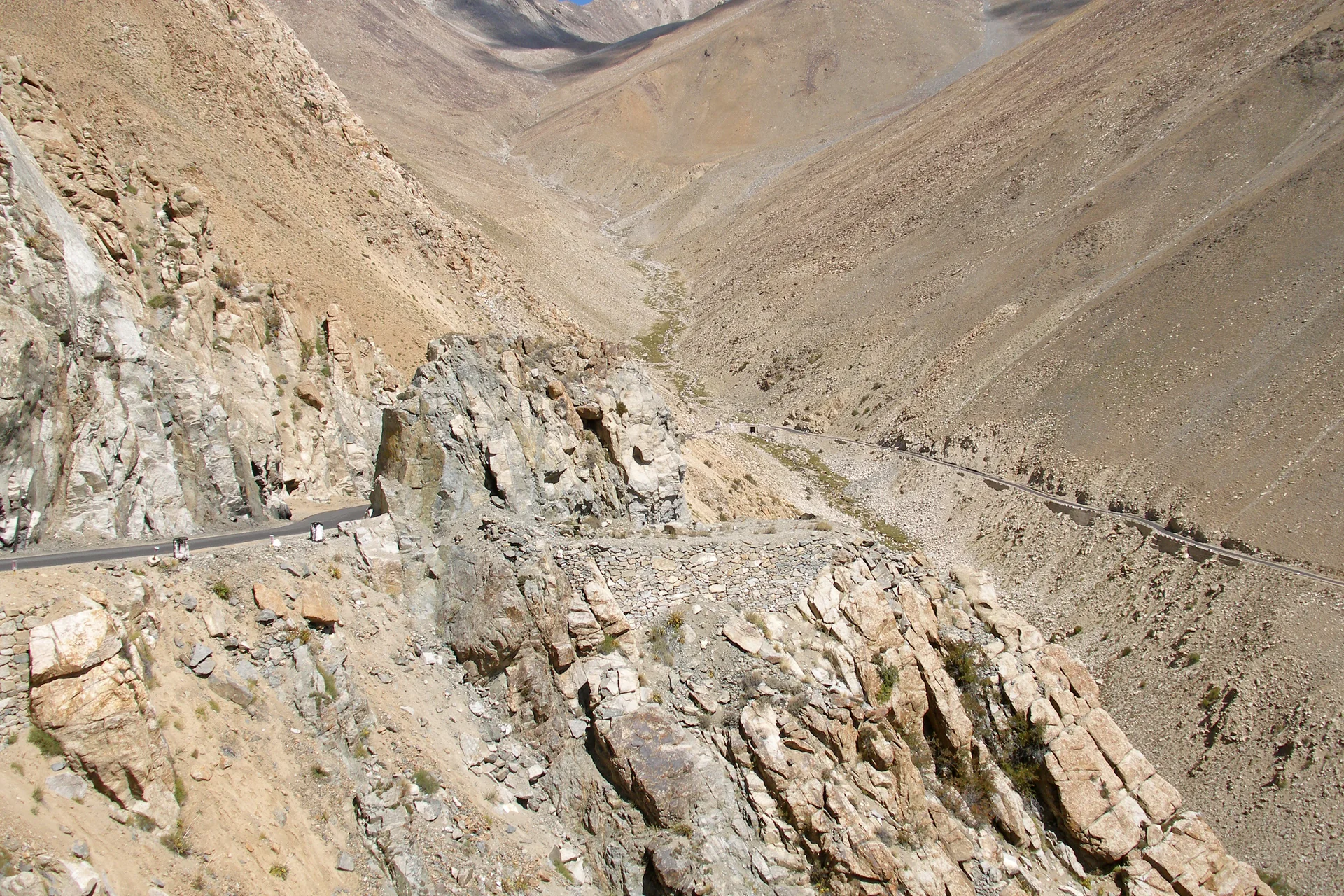 The mountain road up to Khardung La