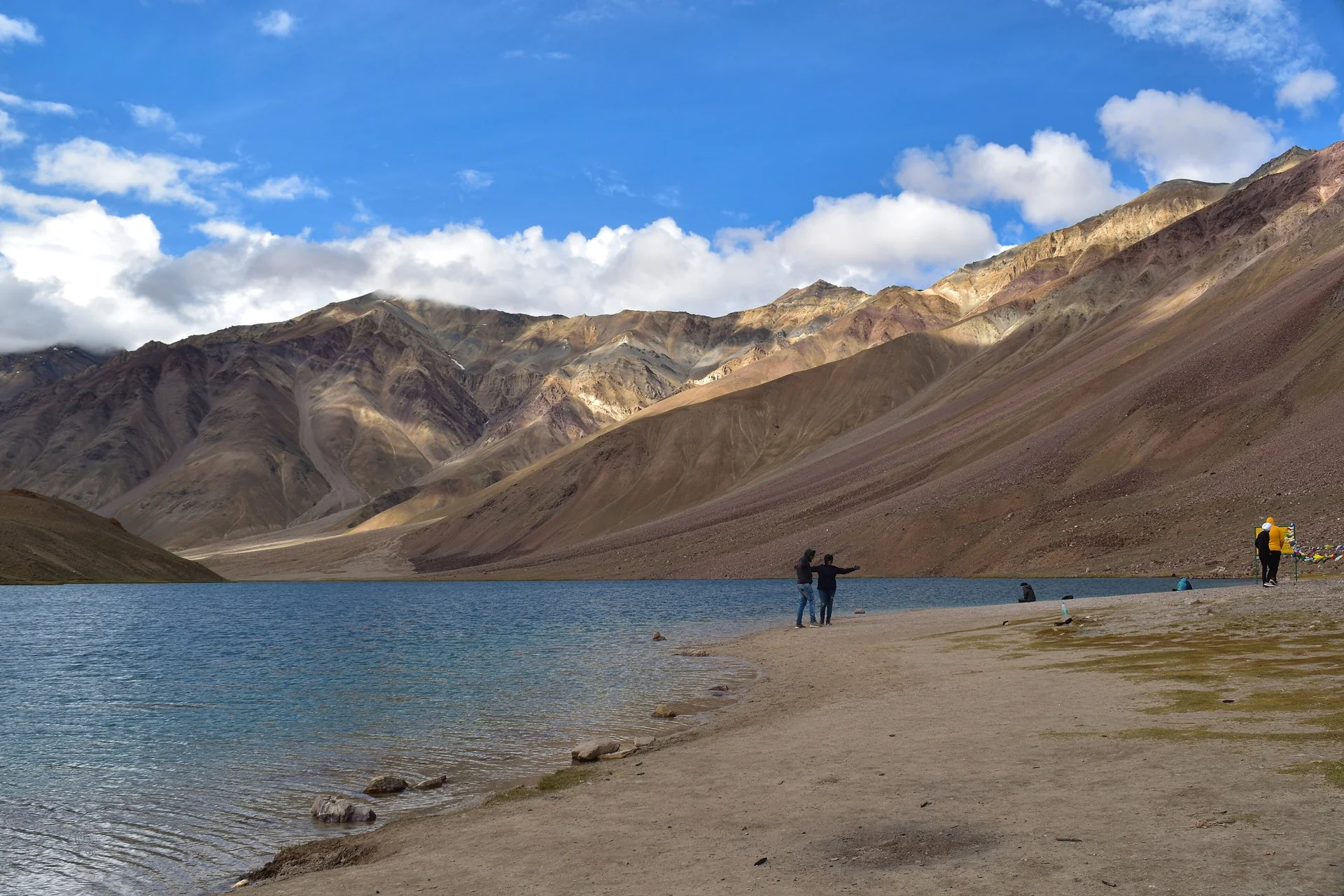 The shore of Chandratal lake under bare brown mountains