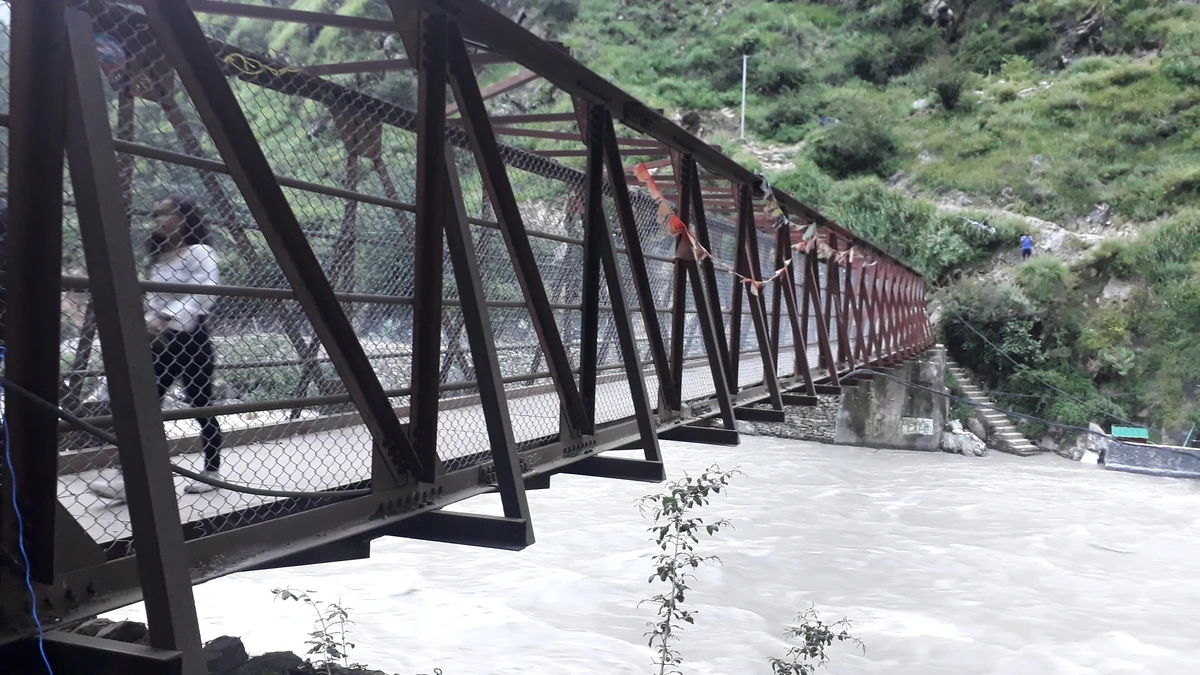 The footbridge at Kasol over the Parvati
