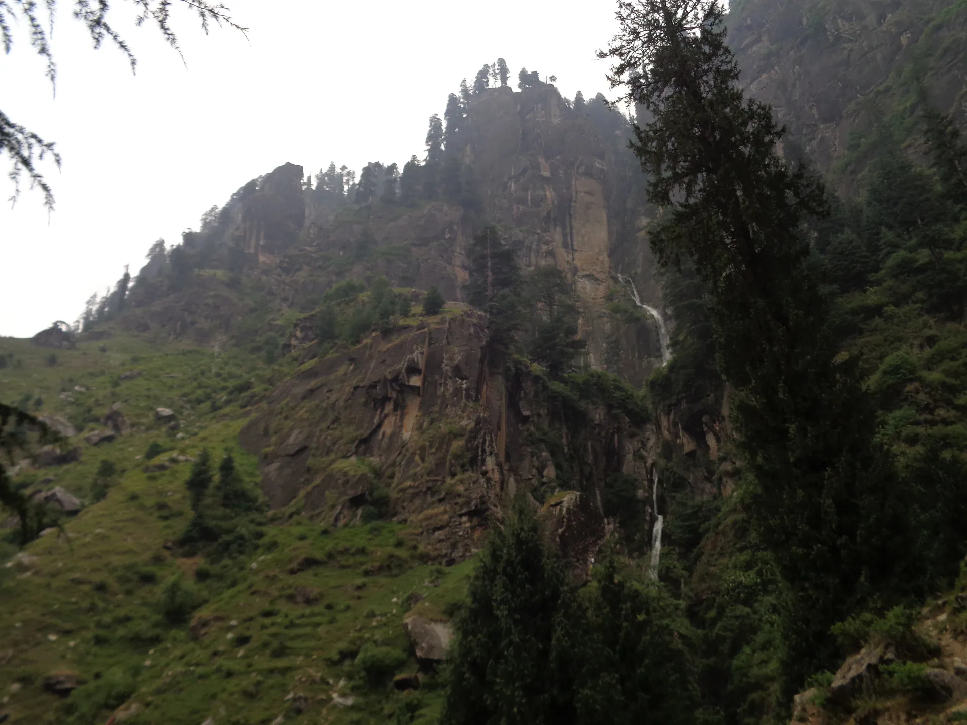 Jogini Falls dropping down its cliff above Vashisht