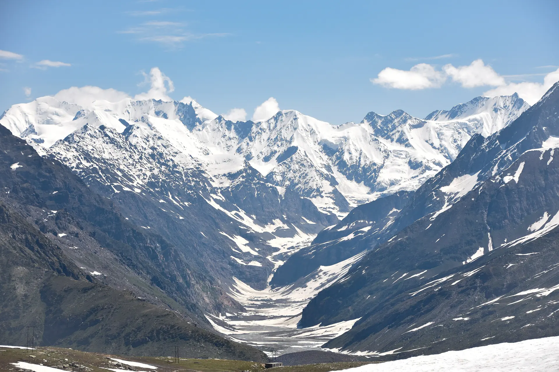Four days in Manali — the valley, the pass and the meadow