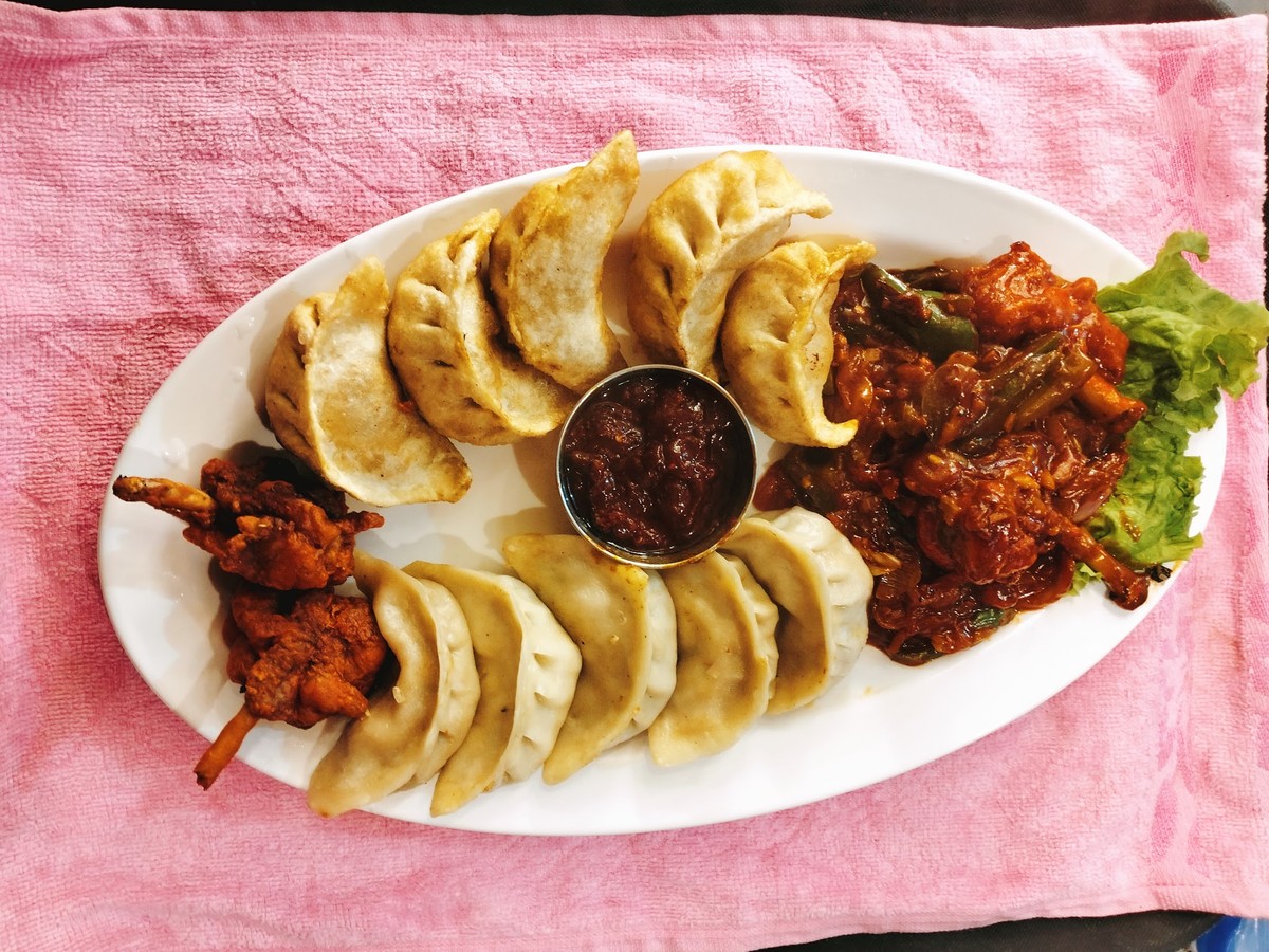 Momo platter with chilli chicken