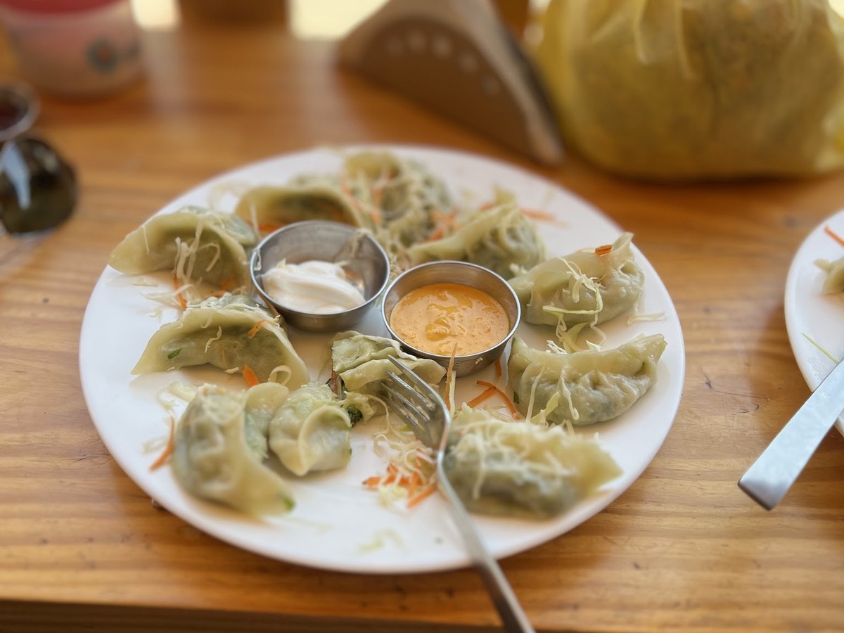 Steamed momos with dips