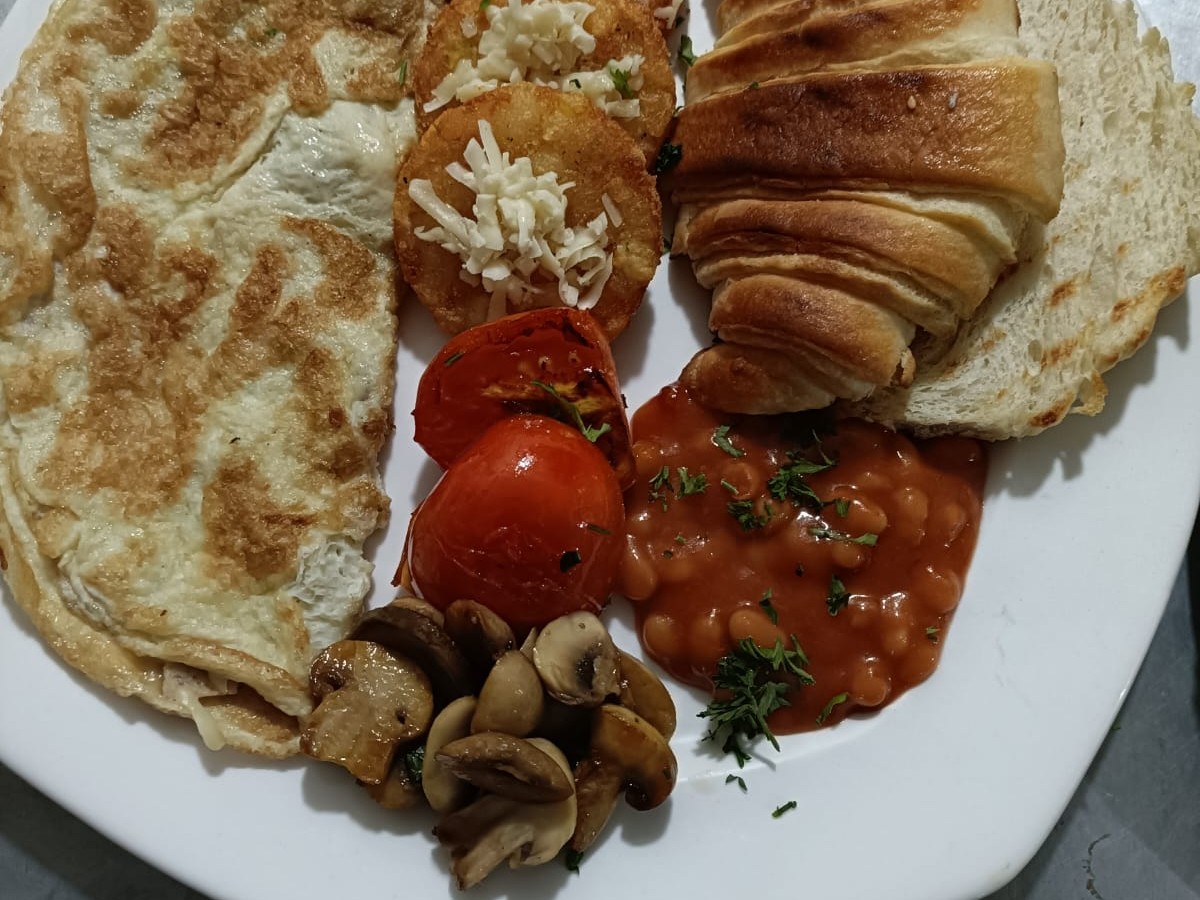 Omelette, croissant, tomato and mushrooms