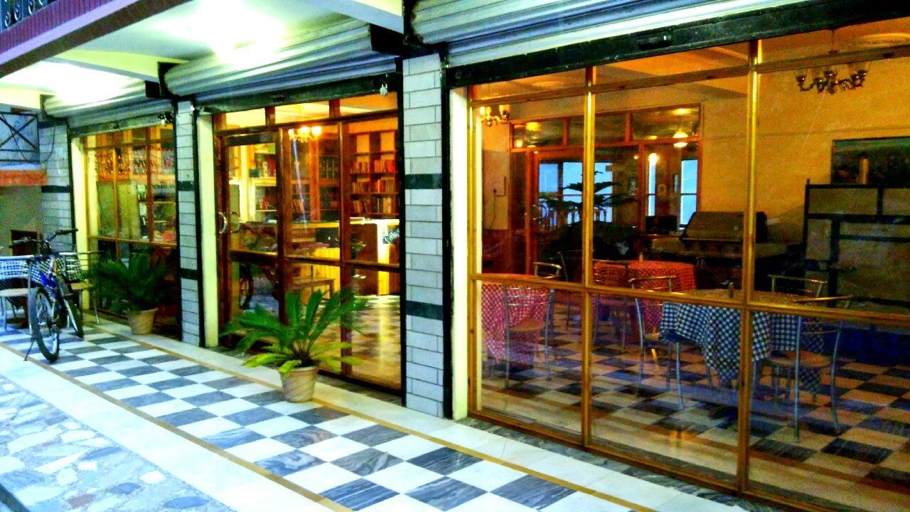 The café front at Jagatsukh