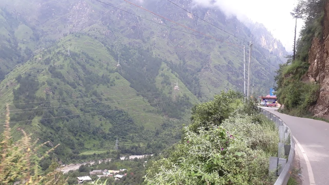 The valley road above Bhuntar with the Beas below