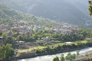 Kullu town along the Beas with wooded hills behind it
