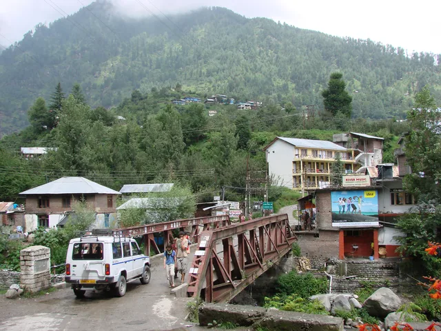 Guesthouses above the bridge into Old Manali