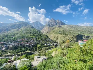 The houses of Rampur Bushahr on the slope above the Satluj with mountains behind under a blue sky