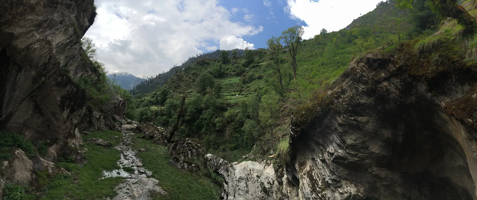 The Parvati gorge on the path to Kheerganga