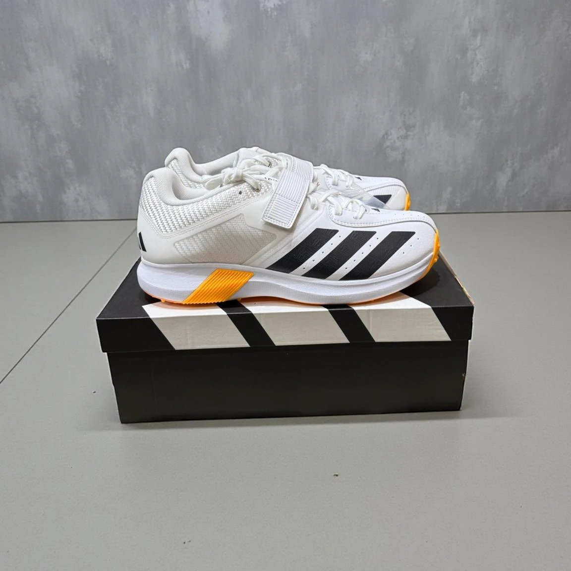Adipower Incruza Cricket